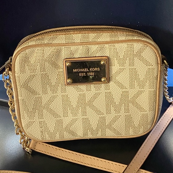 Michael Kors compact great for a night out. - Picture 13 of 14